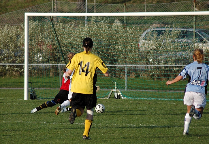 2007_0503_01.JPG - Gideonsbergs forwards rinner igenom Södras försvar och gör ytterligare ett mål